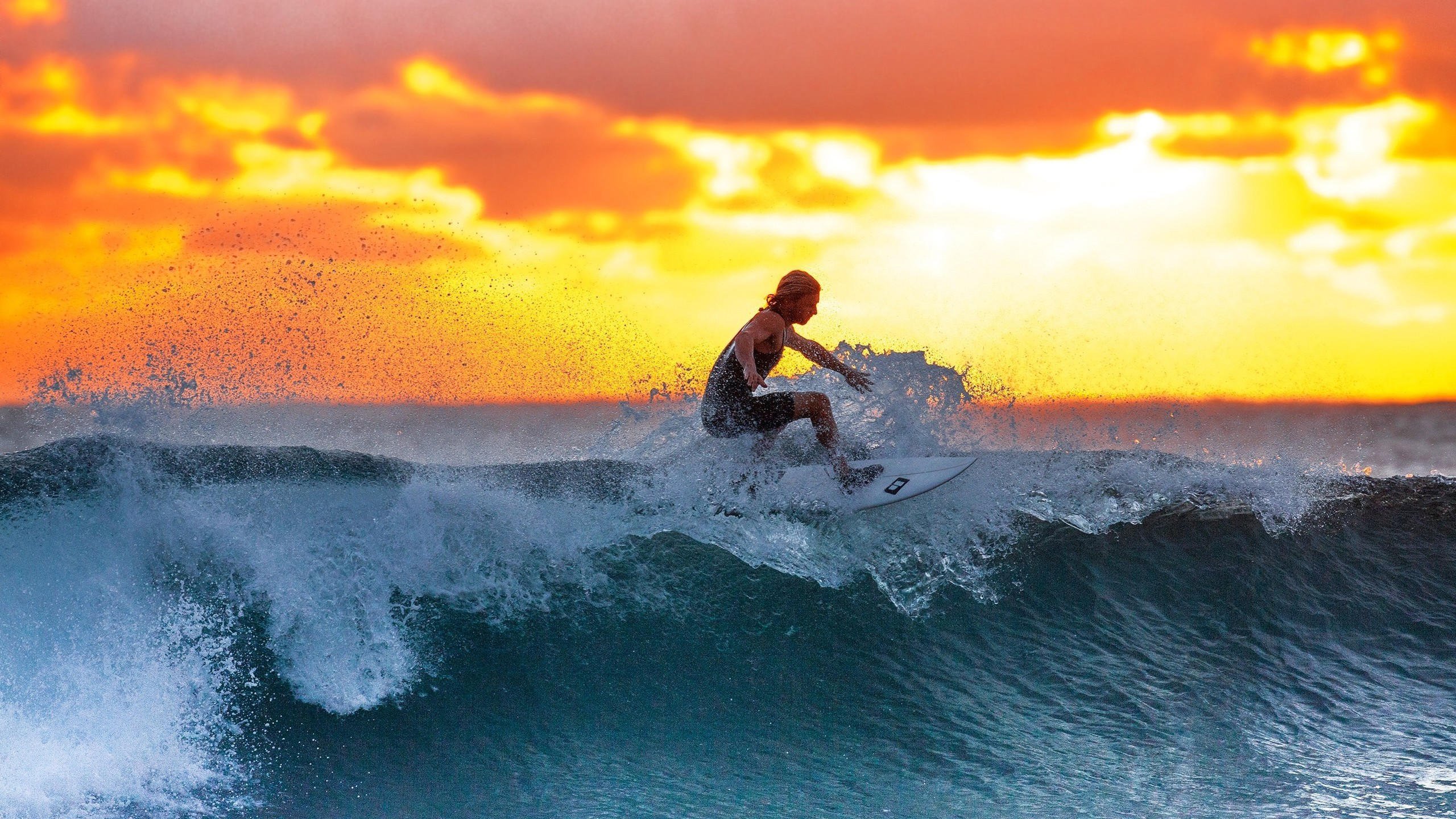 爱游戏电竞-魔笛绝杀封神，梅西连败困局，足坛双星的冰火对决